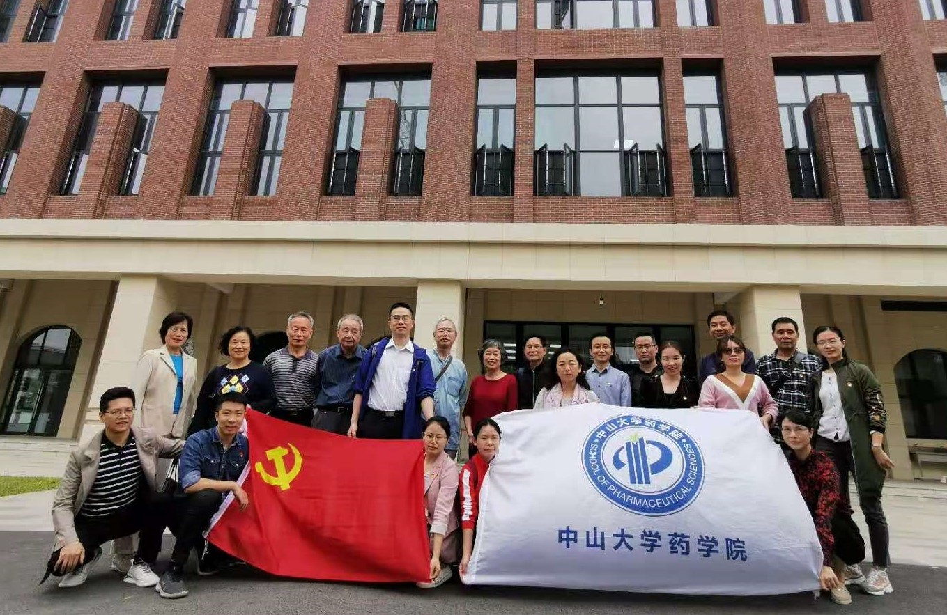 yl6776永利集团官网教工第一党支部及退休老师在深圳校区的合影